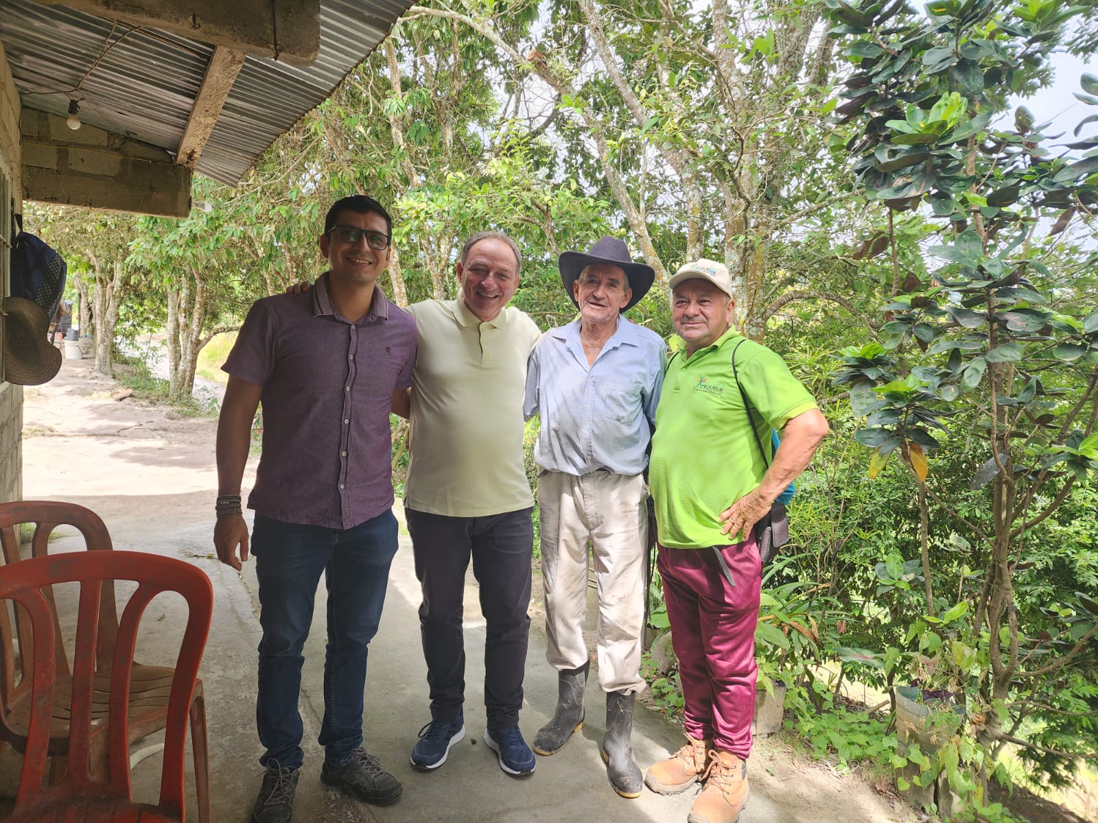Integrantes de CORCRESER y FUNCOPROMAS junto a líderes comunitarios en una finca de la Serranía de San Lucas, durante la visita de seguimiento al área de conservación.