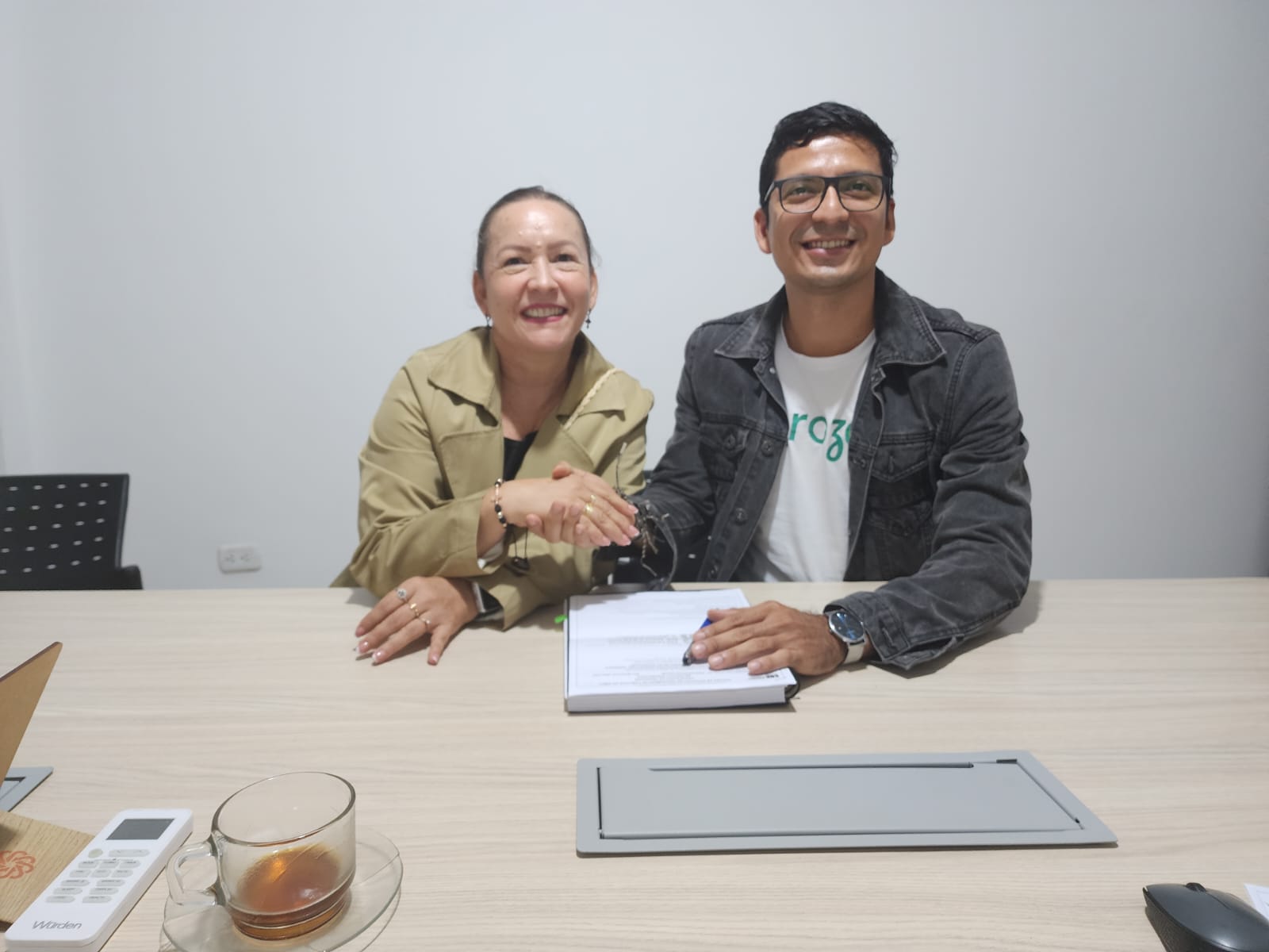 Representantes de FUNCOPROMAS y Fundación Cataruben estrechan las manos tras la firma del convenio de conservación, acompañados por CORCRESER.