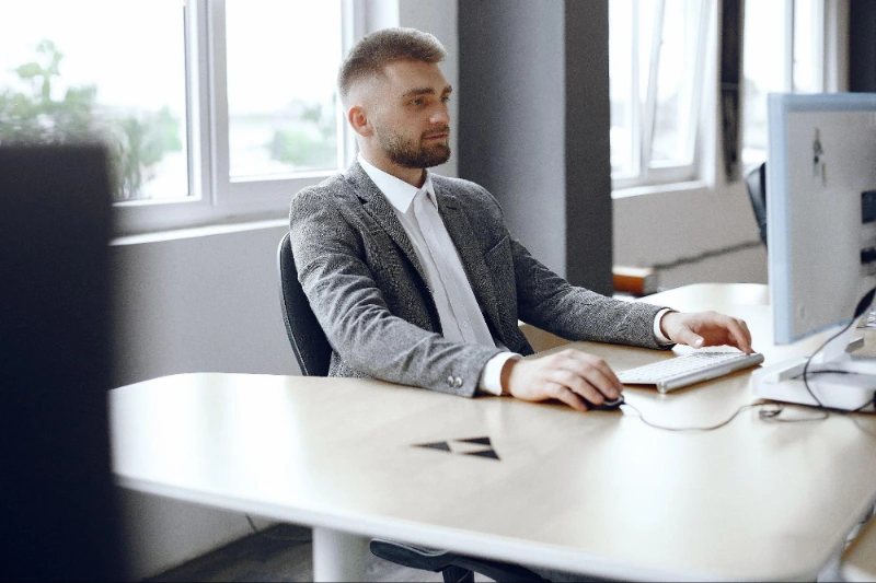 pracownik wypełniający ankietę na komputerze