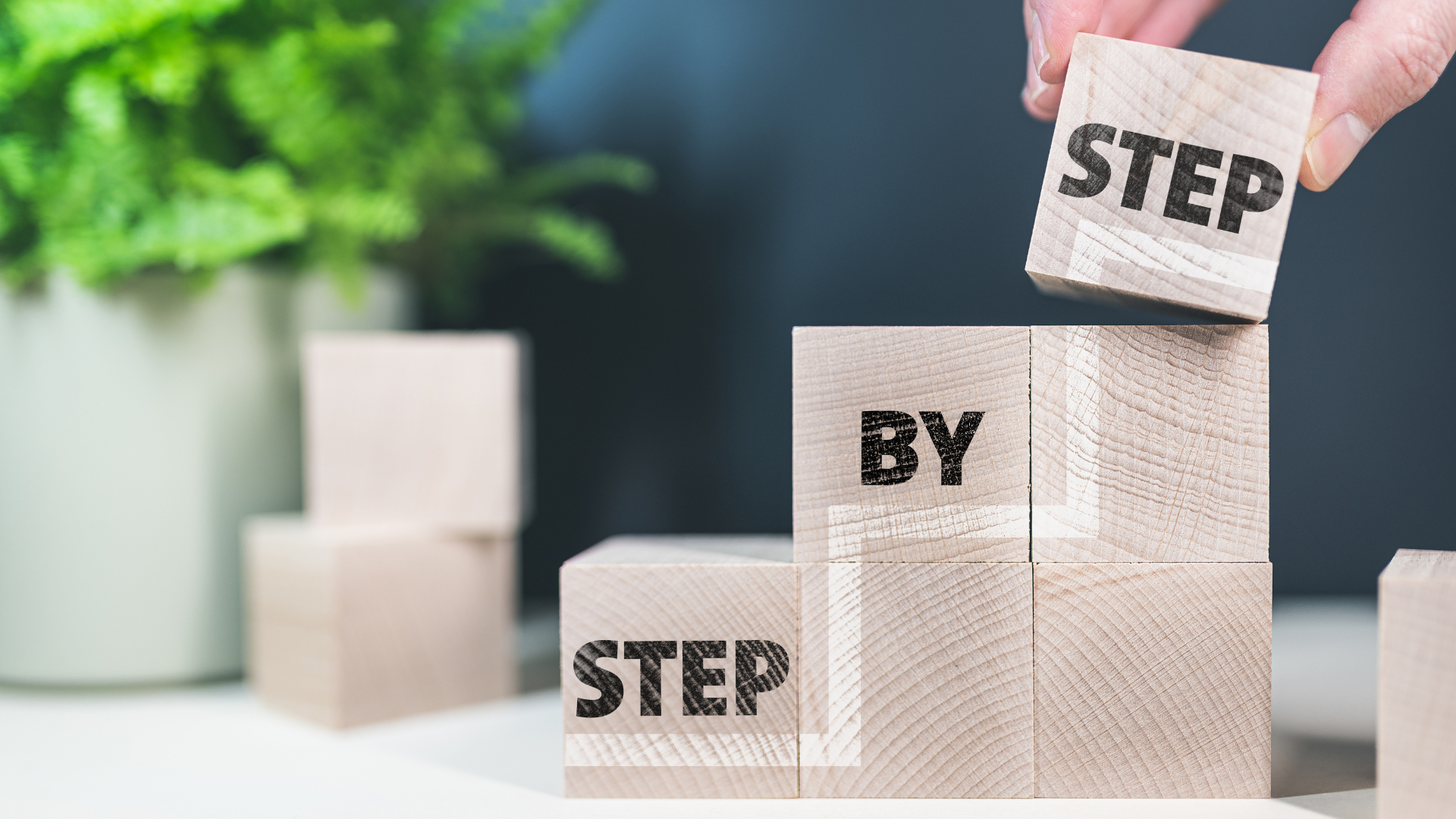 öt lány és három fiú mosolyog a képen. 