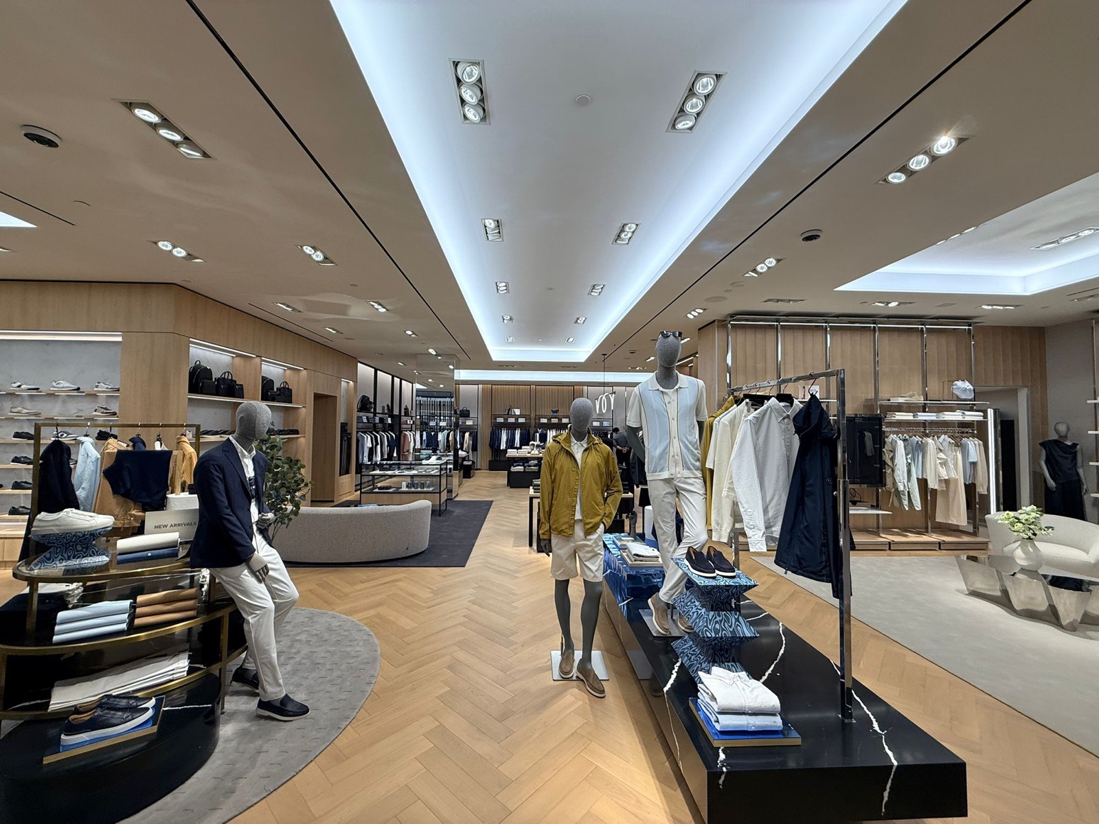 Menswear displays and mannequins