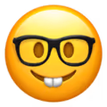 Emoji nerd, carita feliz mostrando 2 dientes delanteros y anteojos de marco negro