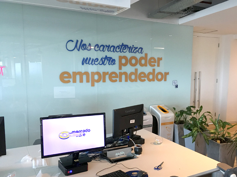 Cartelería para activación Mercado Libre