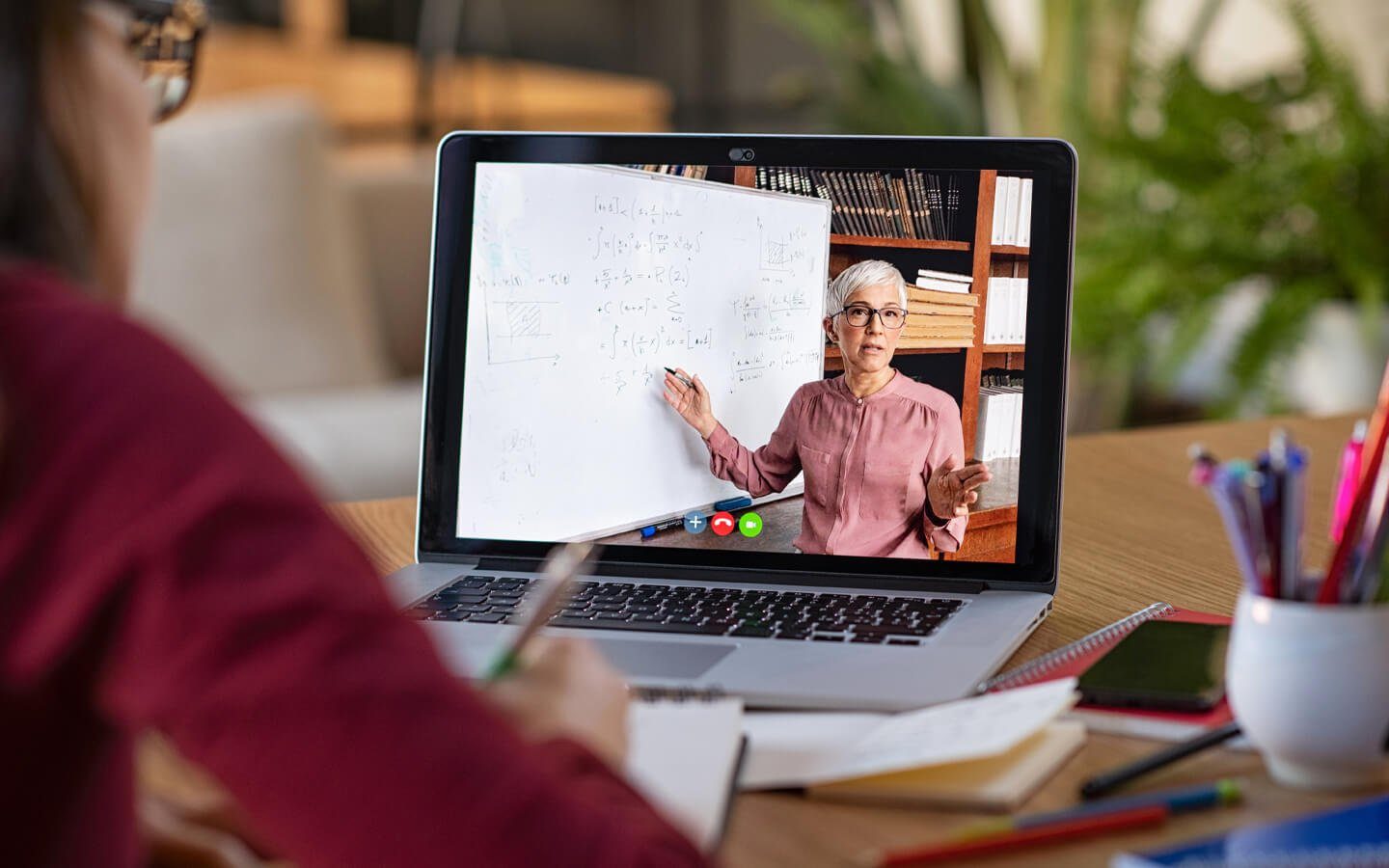 Estudiante en una sesión en vivo con su profesora de AIS
