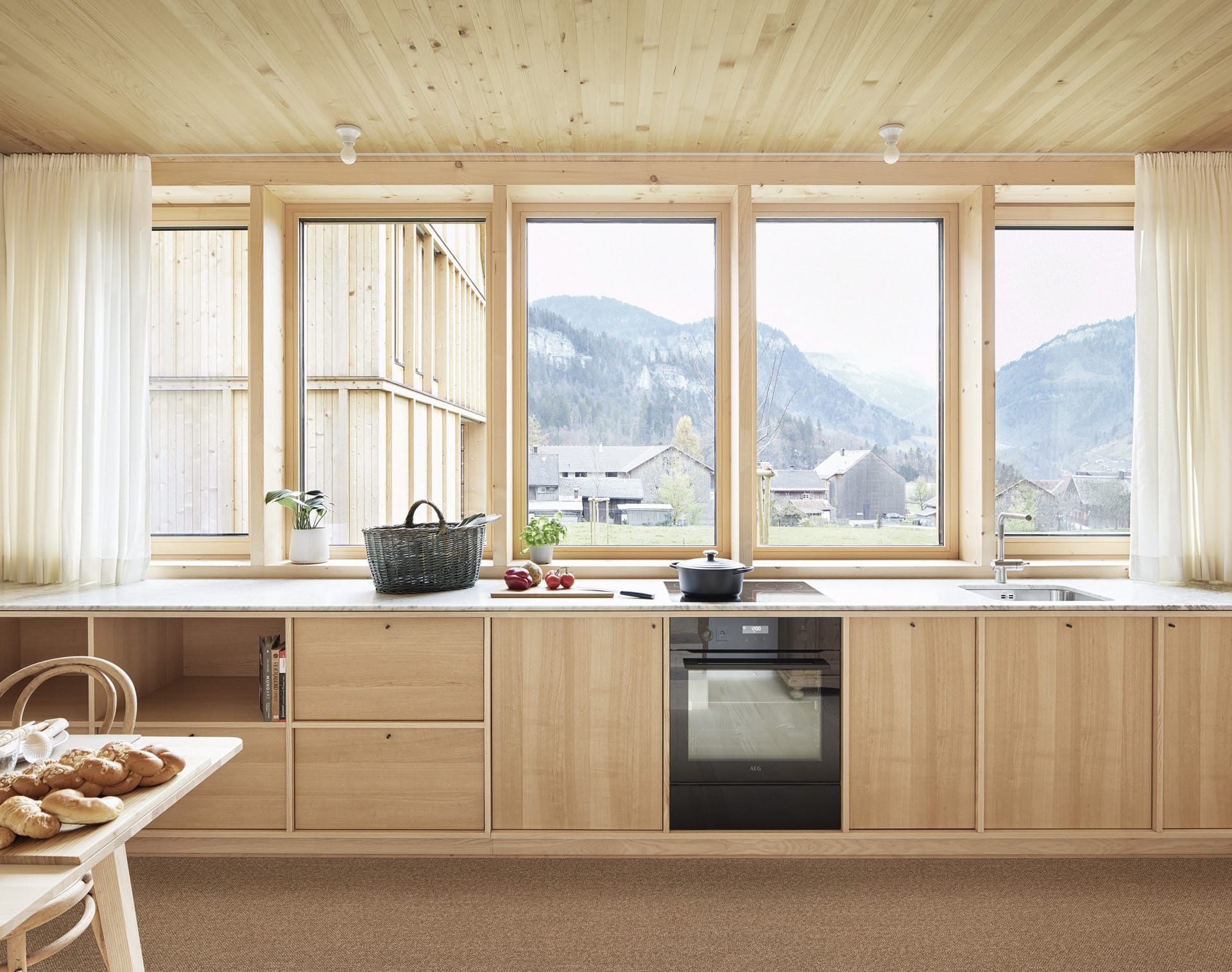 Frontansicht der Küche im Frieda mit Ausblick auf die Kanisfluh.