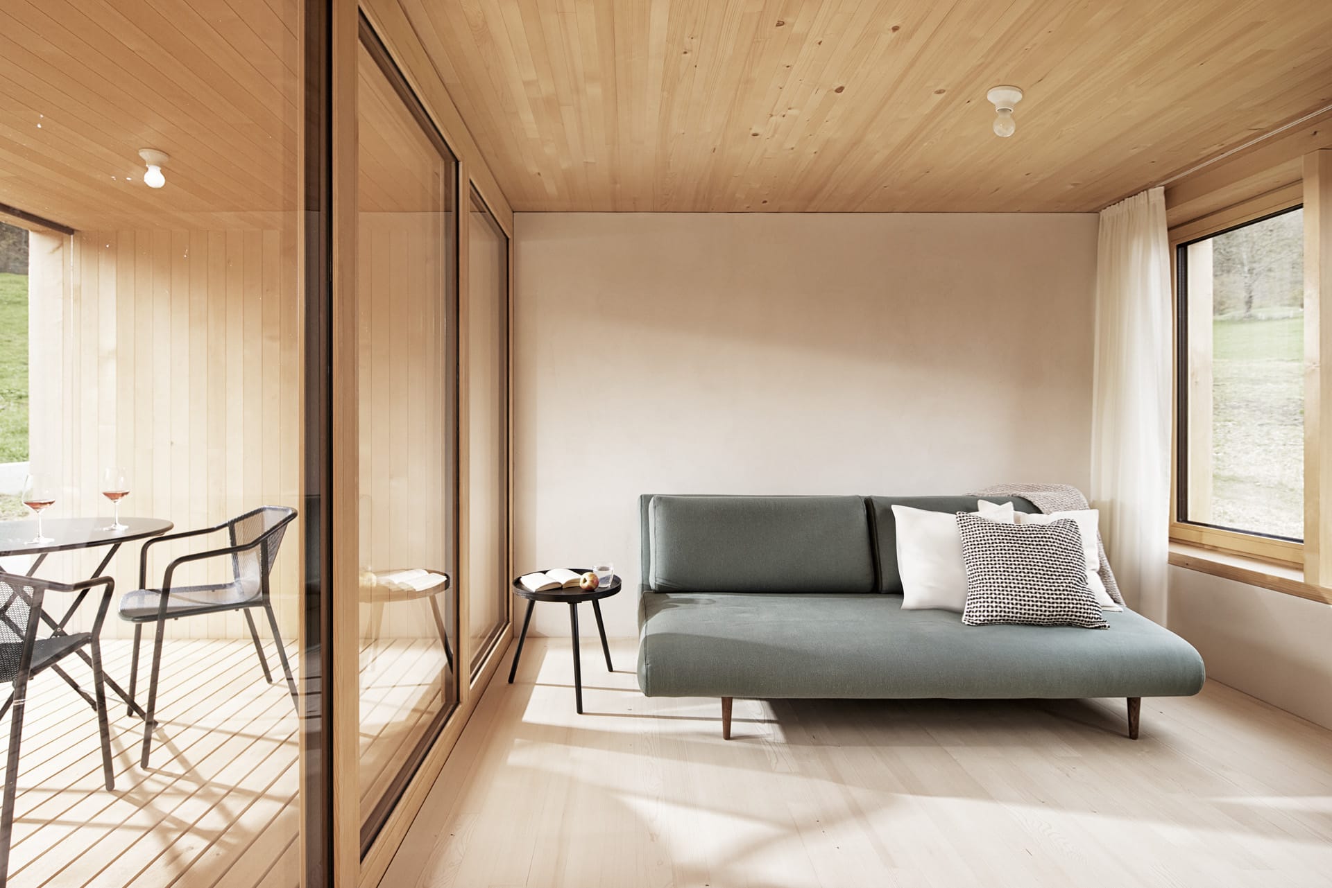 Gemütlich eingerichtetes Wohnzimmer im Frieda. Die Designer-Couch lädt zum relaxen ein.