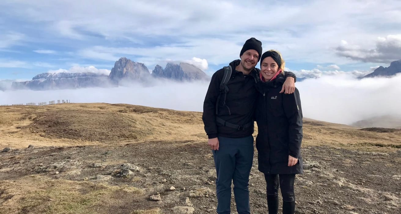 Gastgeber Alex und Magdalena beim Wandern.