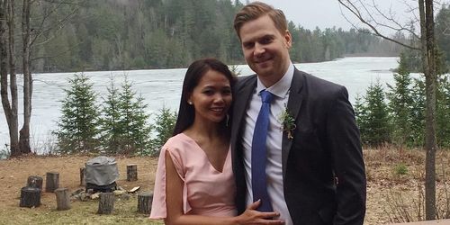 Tyler et Aica ensemble devant un lac.