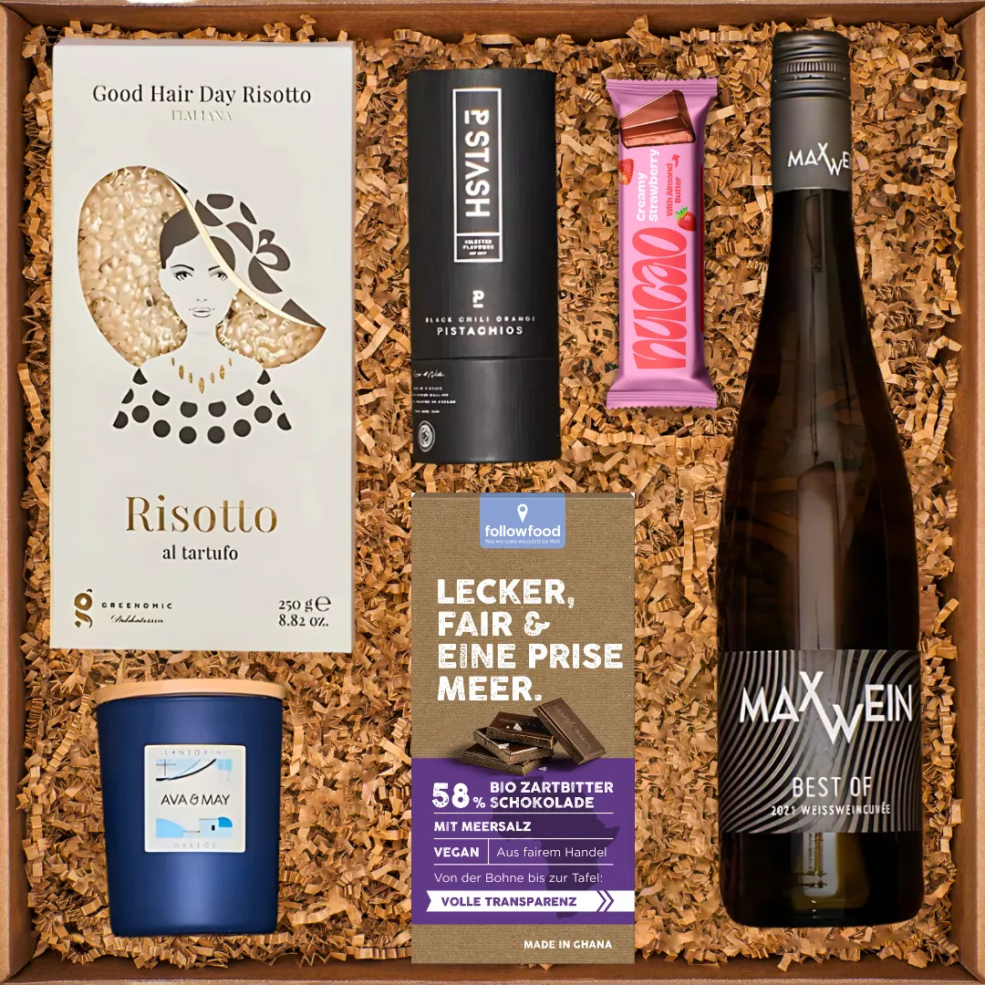 Exklusive Geschenkbox von GIVEAJOY aus Berlin mit Risotto, Bio-Schokolade, Wein, Pistazien, Duftkerze und Snackriegel – stilvolles Mitarbeitergeschenk oder Firmengeschenk mit hochwertigen regionalen Produkten.