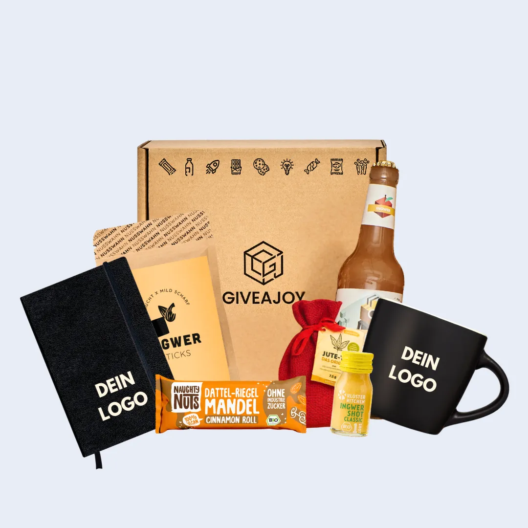 Individuelle Onboarding Geschenkbox von GIVEAJOY aus Berlin mit regionalen Start-up Produkten – inklusive gebrandeter Tasse, Notizbuch mit Firmenlogo, Snacks, Ingwer-Shot und Getränk als Mitarbeitergeschenk.