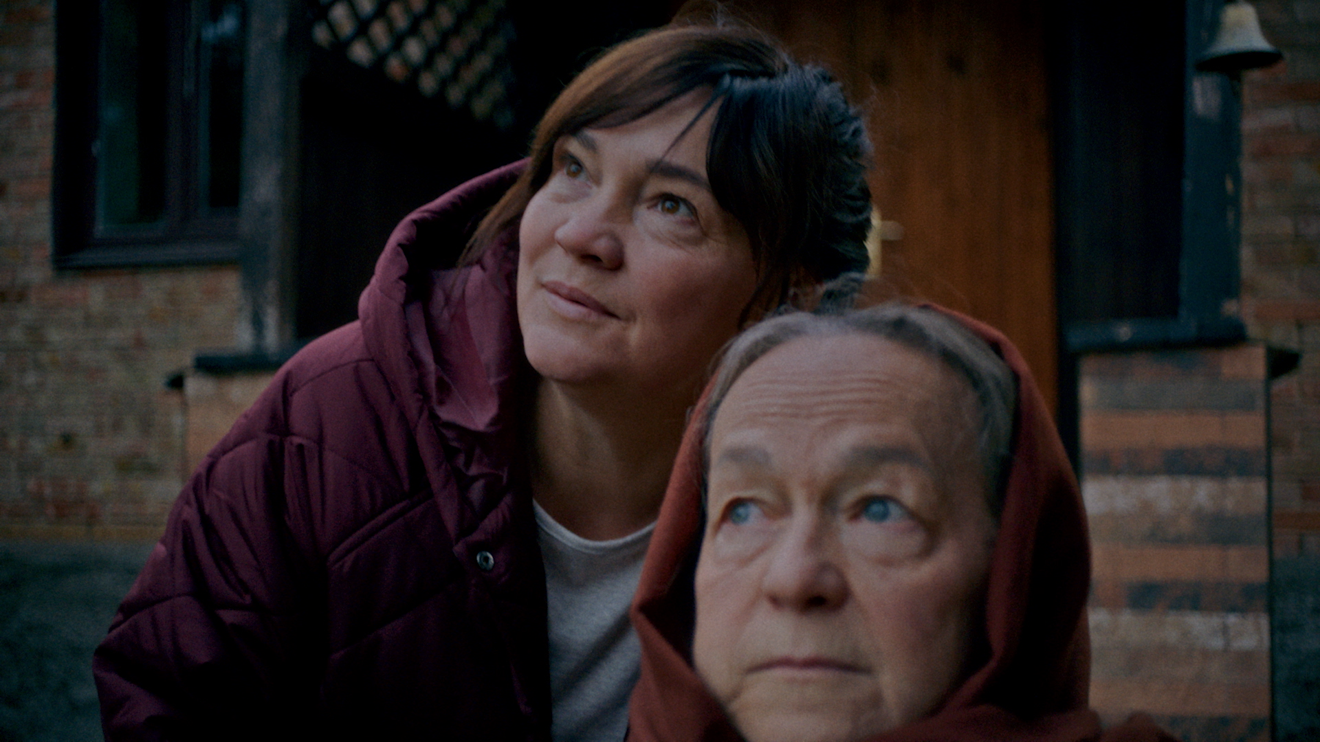 Дві жінки дивляється в небо.