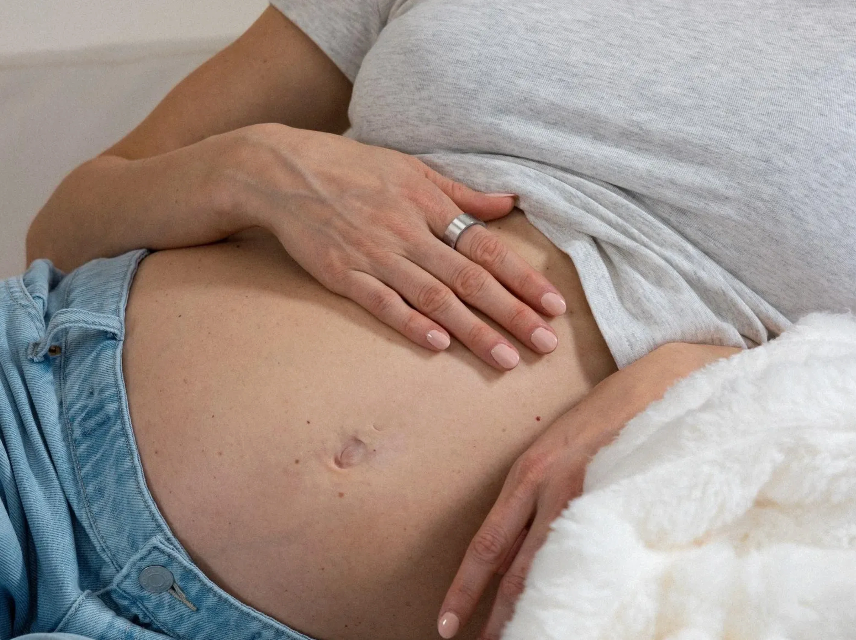 Pregnant woman using Oura ring during pregnancy