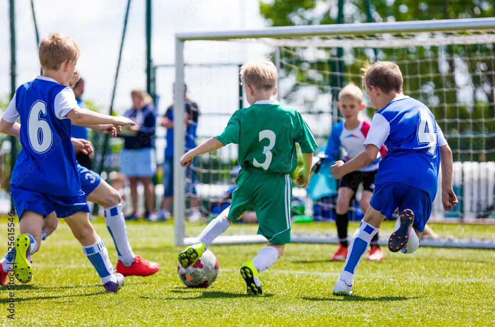 Kinder, die Fußball spielen