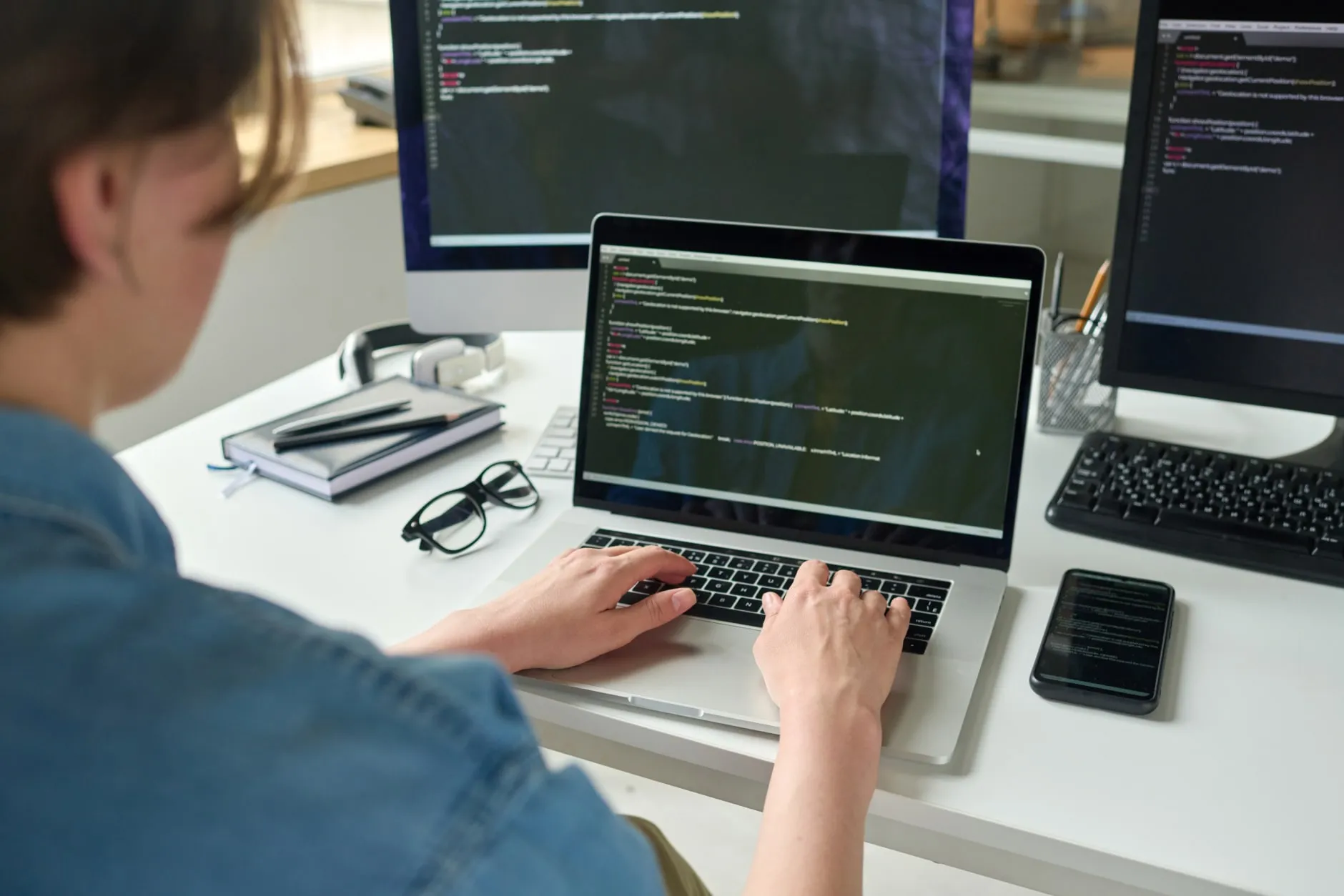 Student sitzt am Rechner und programmiert.