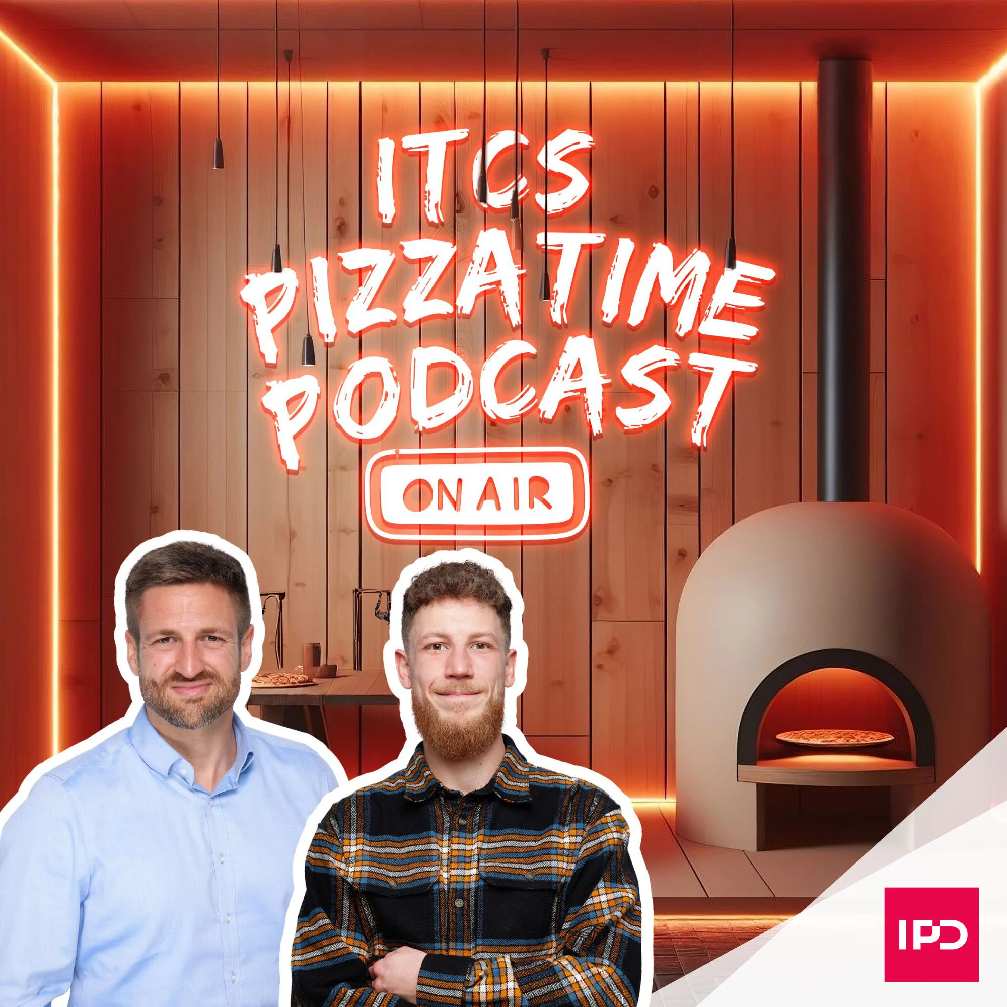 Zwei Männer lächeln vor einem modernen Holzofen mit Pizza; Text zeigt "ITCS PizzaTime Podcast On Air".
