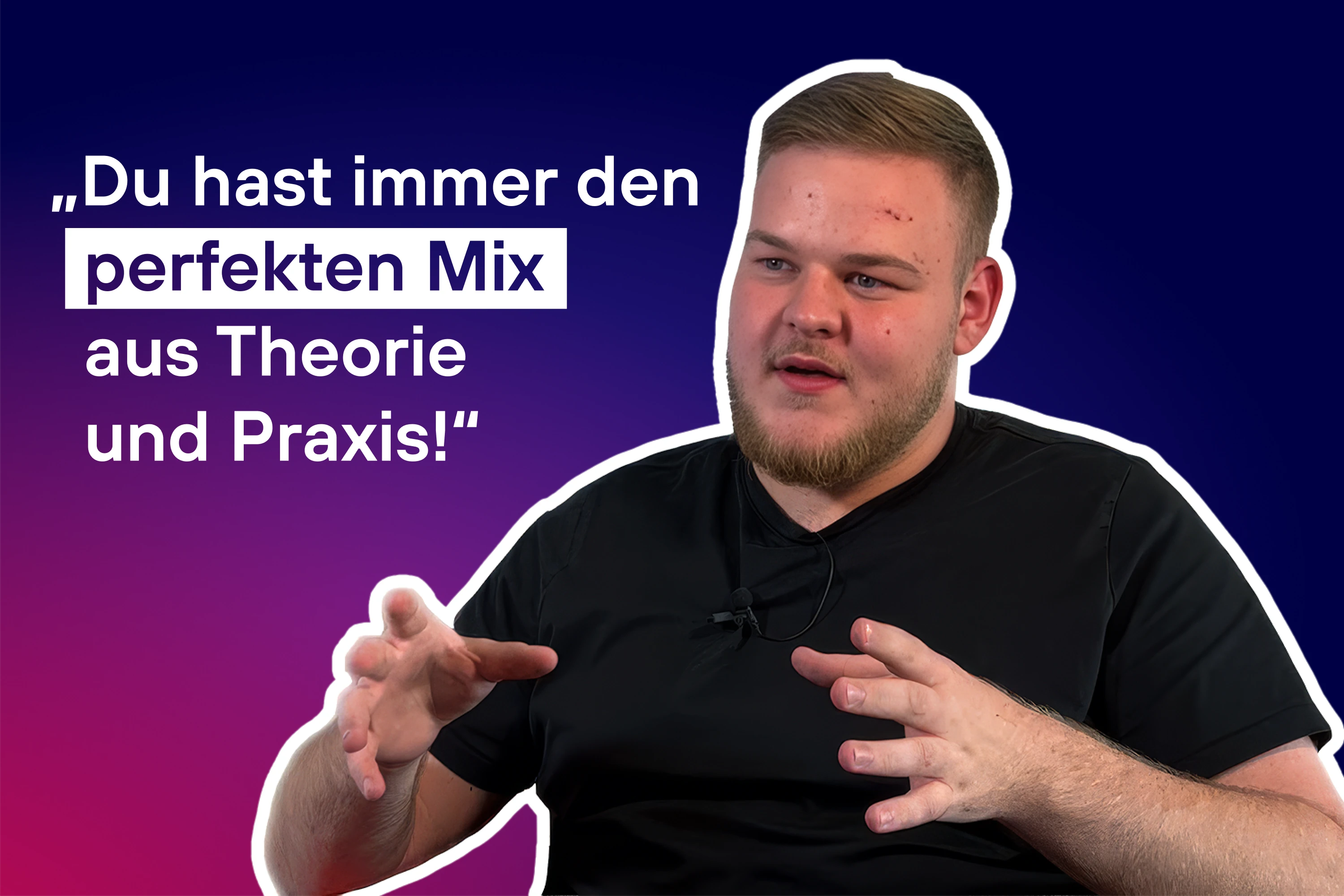 Junger Mann mit kurzem Haar und Bart spricht und gestikuliert vor einem blau-violetten Verlaufshintergrund.