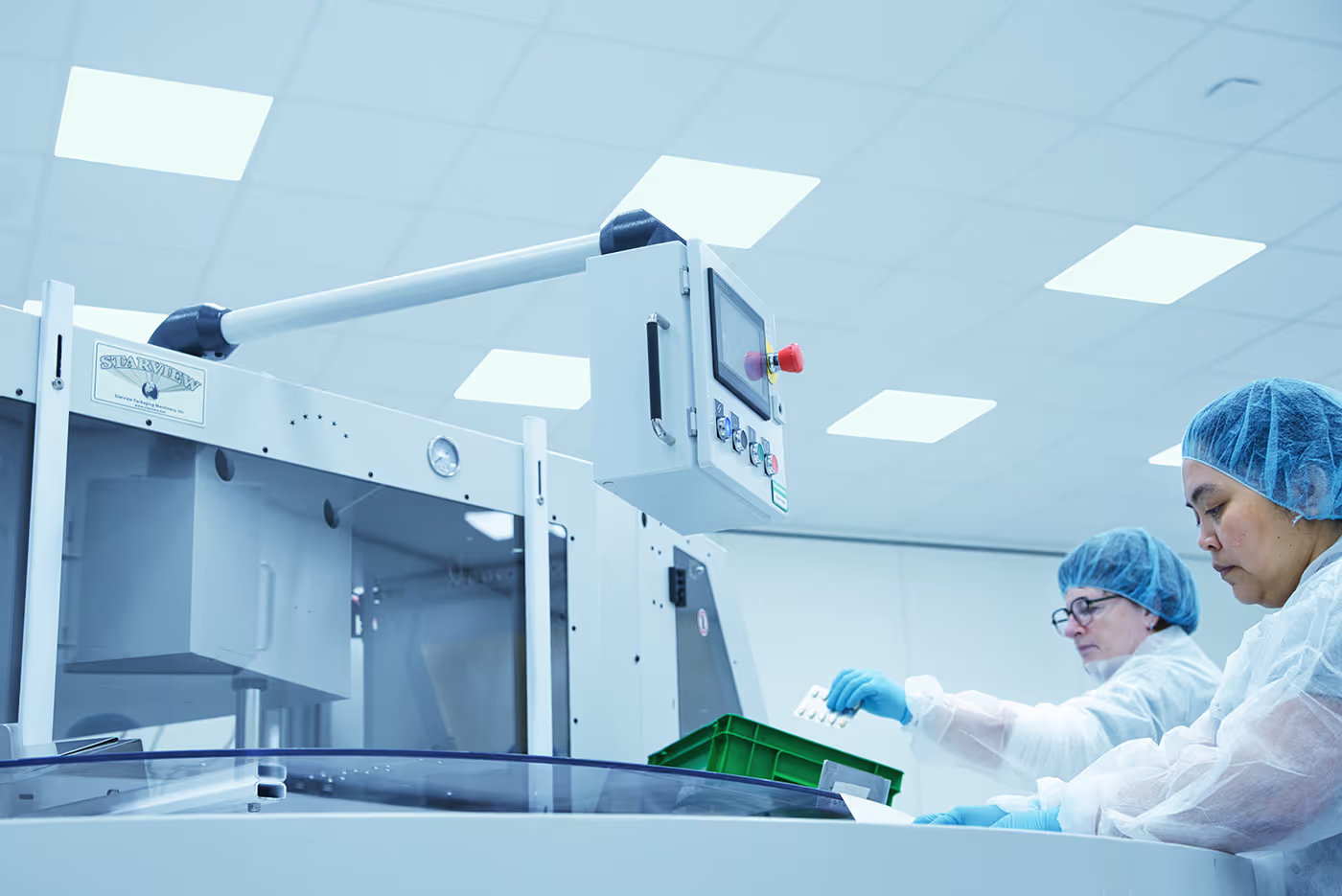 Produzione di imballaggi clinici in camera bianca conforme alle norme GMP.