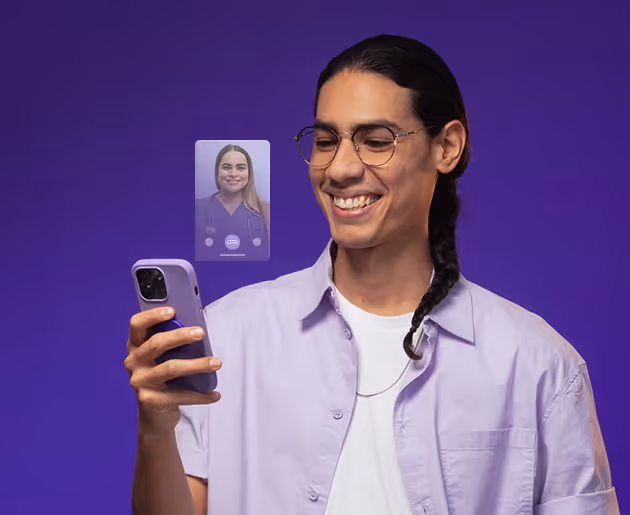 Hombre joven sonriendo durante una videollamada médica desde su celular, con fondo morado y profesional de salud en pantalla.