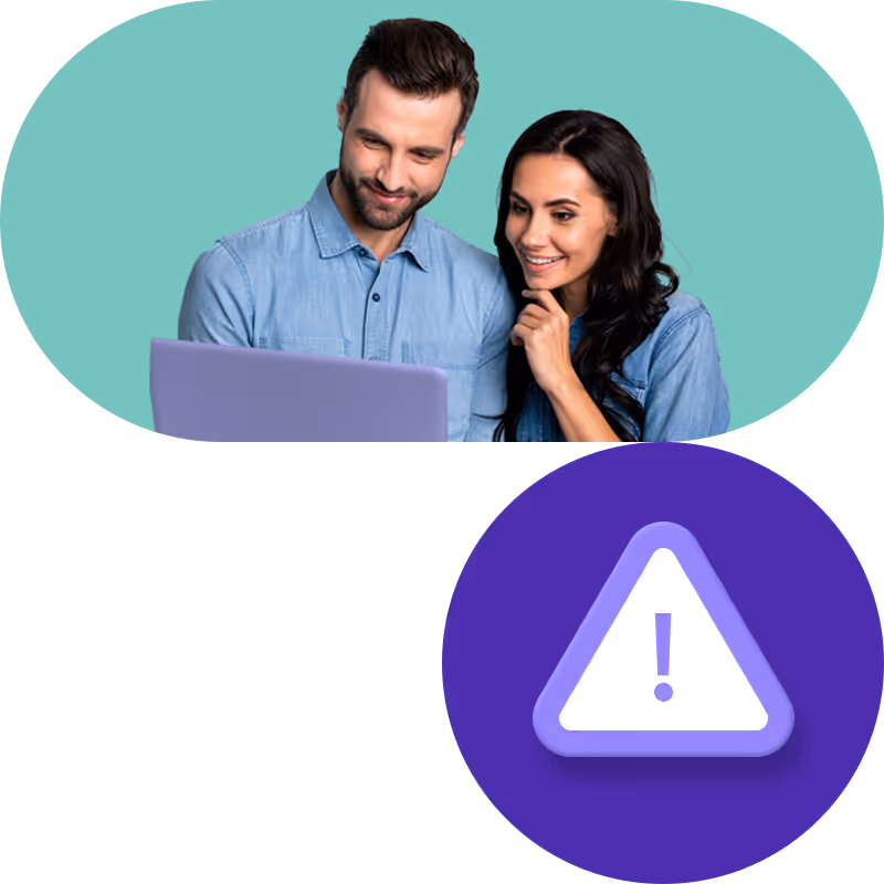 Pareja observando una laptop con expresión atenta, junto a ícono de advertencia sobre fondo morado, simbolizando precaución o revisión de información importante.