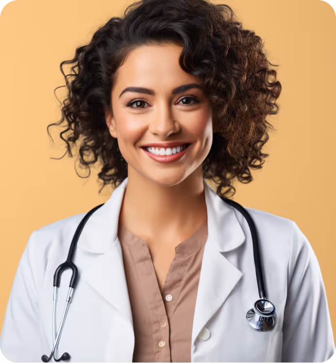 Doctora sonriente con bata blanca y cabello rizado, usando estetoscopio, sobre fondo naranja.