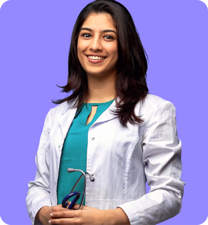 Doctora joven con bata blanca y blusa verde esmeralda, sonriendo con estetoscopio en mano, sobre fondo morado.