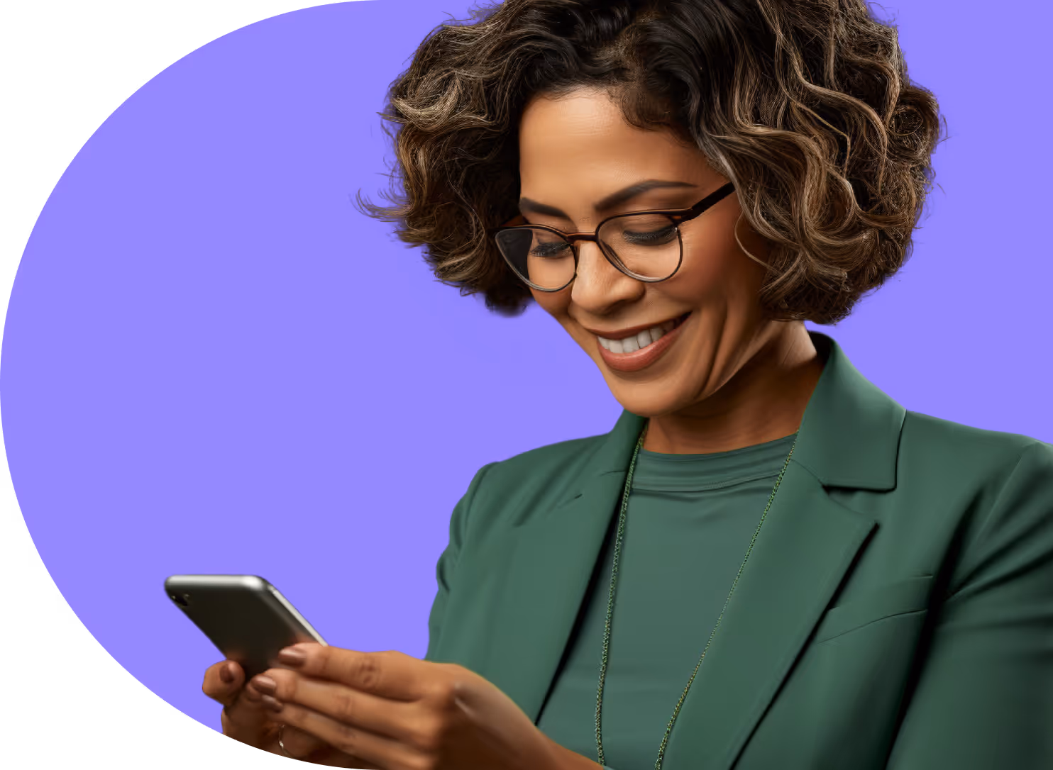 Mujer sonriente con gafas y saco verde usando su celular, sobre fondo morado con diseño circular beige, representando tecnología y conexión.