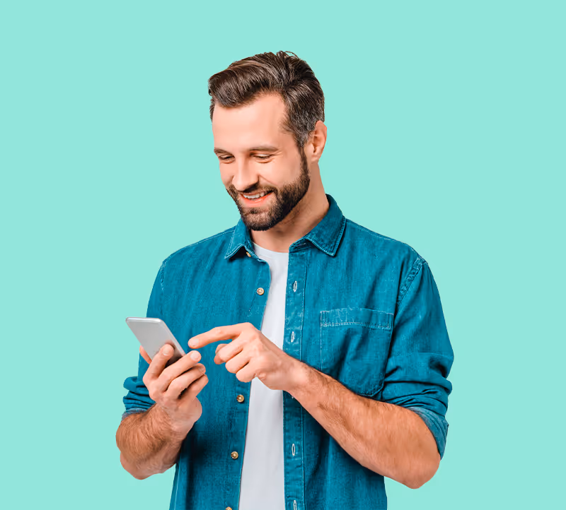 Hombre joven sonriendo mientras consulta en su celular la ubicación de hospitales cercanos como Centro Médico ABC y Hospital Ángeles Lomas.