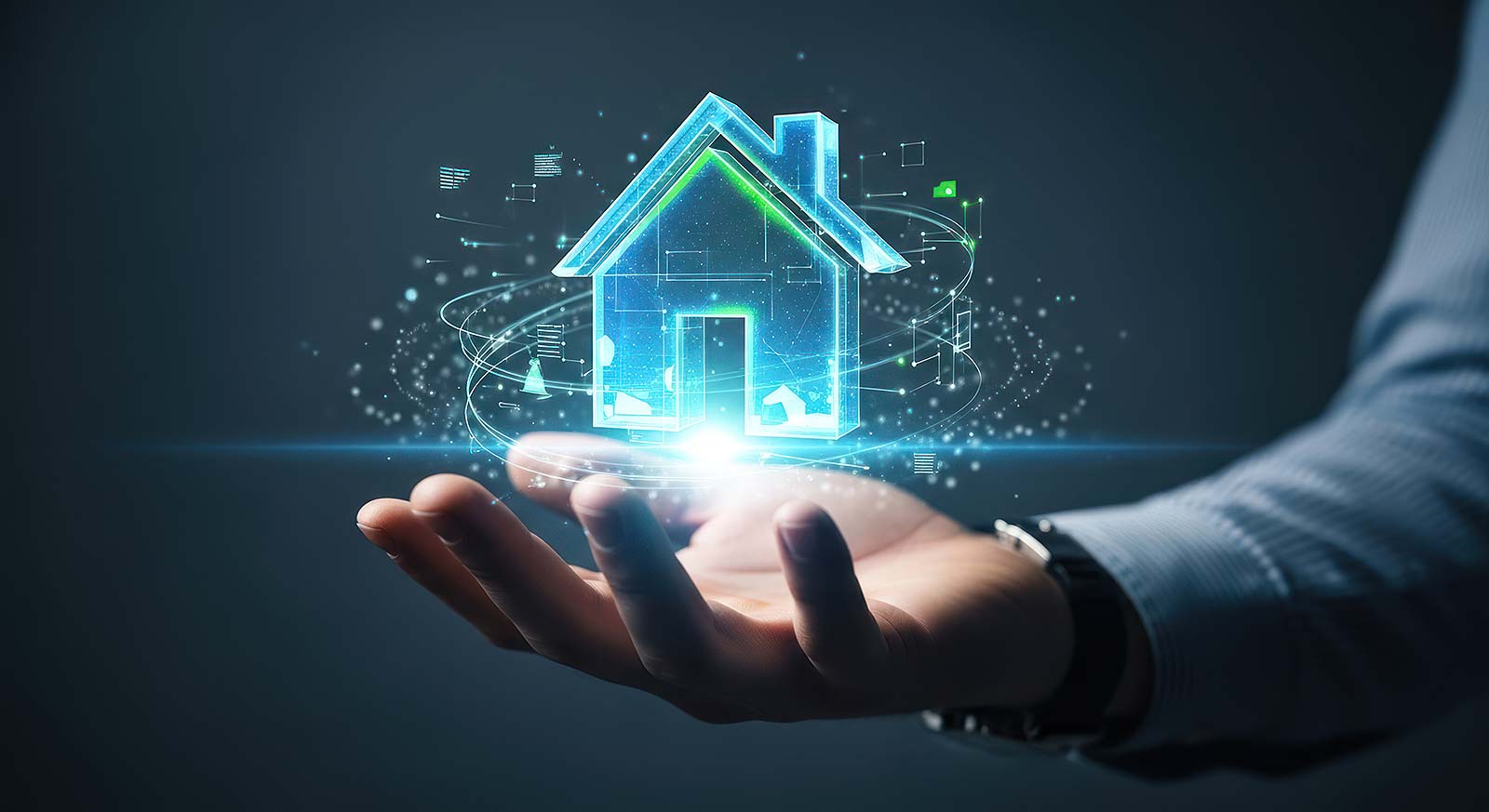Hand, die ein leuchtendes, digitales Haus mit vernetzten Symbolen darüber hält.