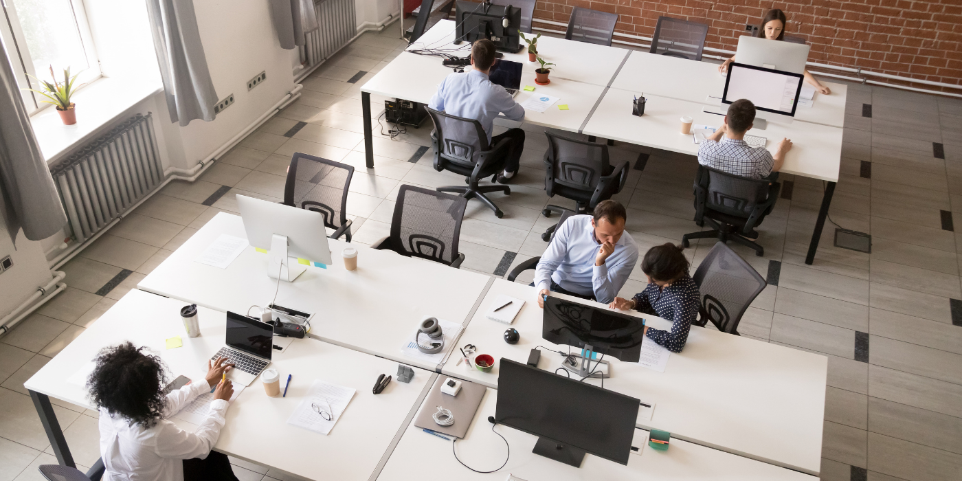 Galp & Co - Vue en hauteur d’un open space animé avec de nombreux employés travaillant sur des bureaux partagés