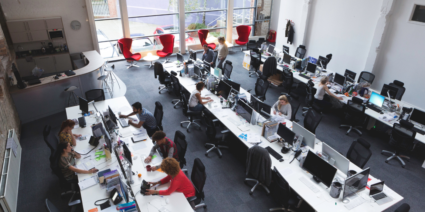 Galp & Co - Vue en hauteur d’un open space animé avec de nombreux employés travaillant sur des bureaux partagés