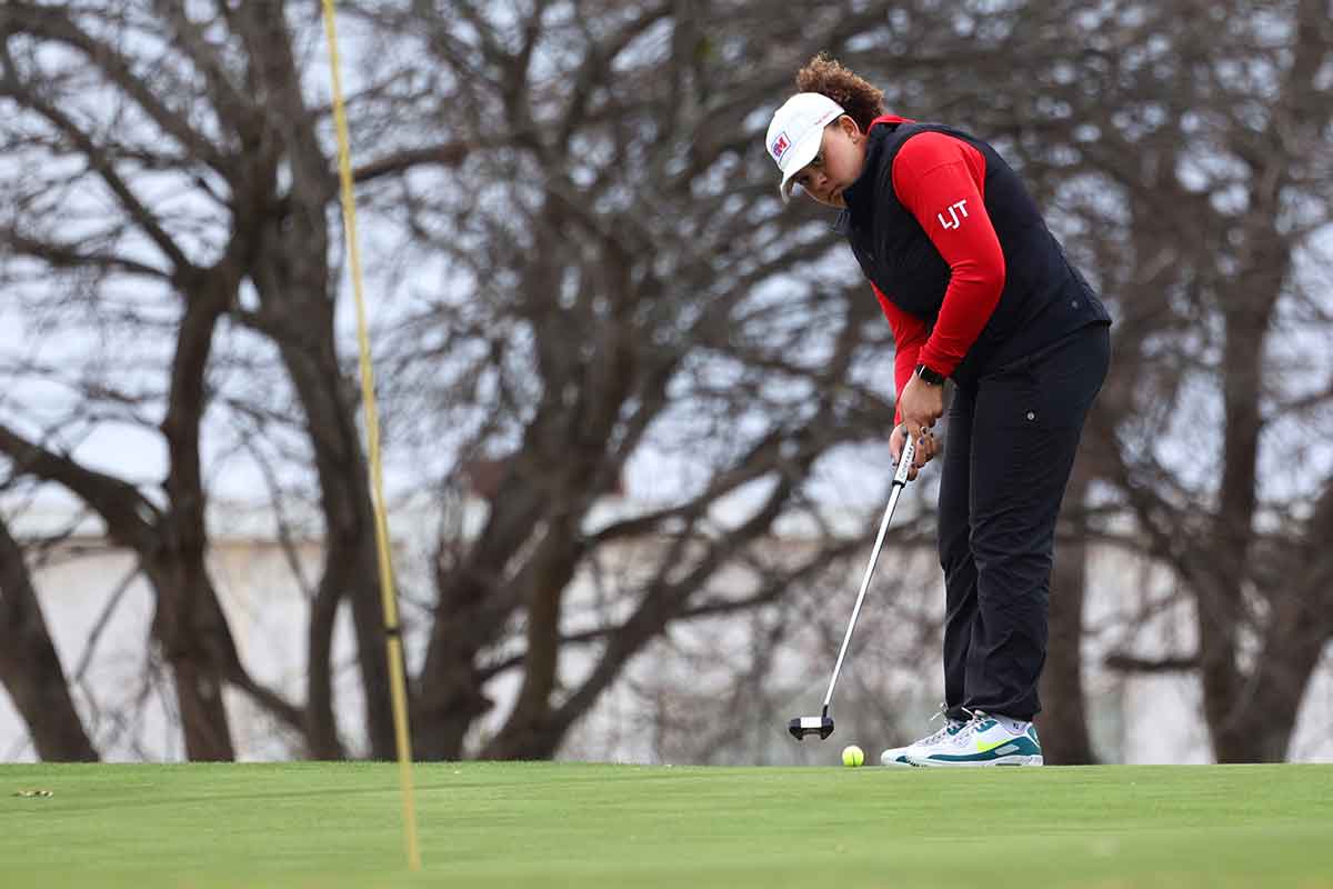 MHS student Paityn Carter putting on the golf course.