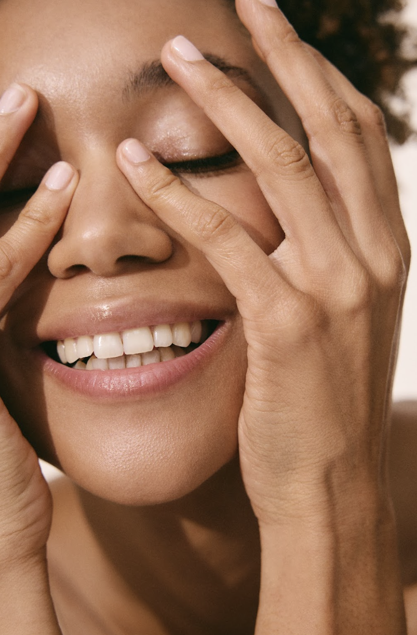 Un trio de personnes au teint éclatant et avec une peau en excellente santé.