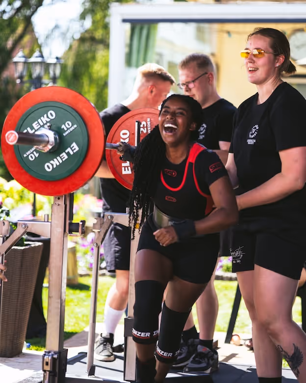 Een enthousiaste lifter die zojuist een squat heeft voldaan op de Summer Mock Meet van Strength Valley