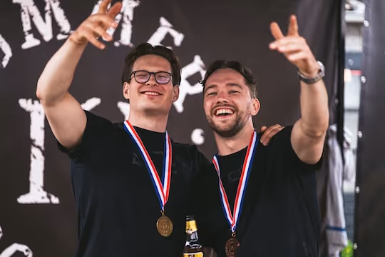 twee deelnemers van de Summer Mock Meet van Strength Valley die hun overwinning vieren