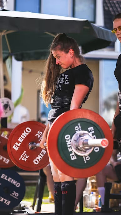 Een lifter van de Summer Mock Meet die een deadlift uitvoert