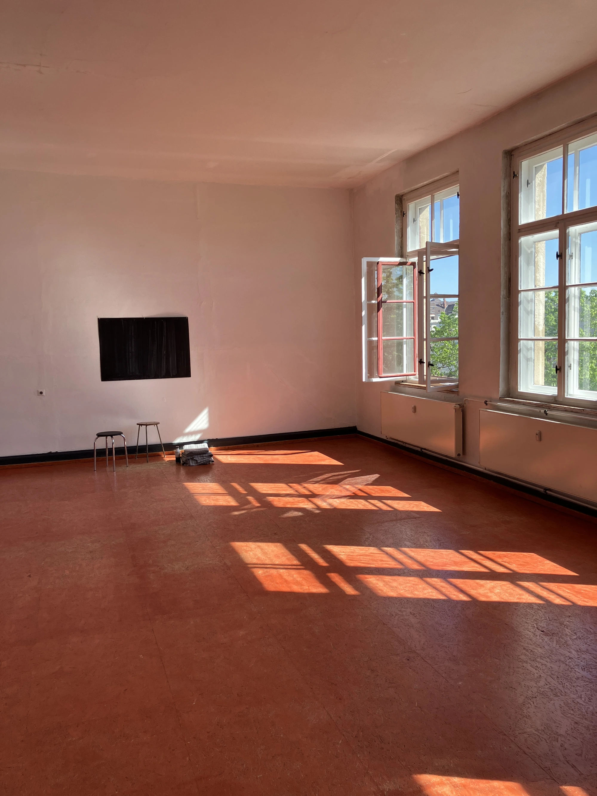 Leerer Raum mit offenem Fenster