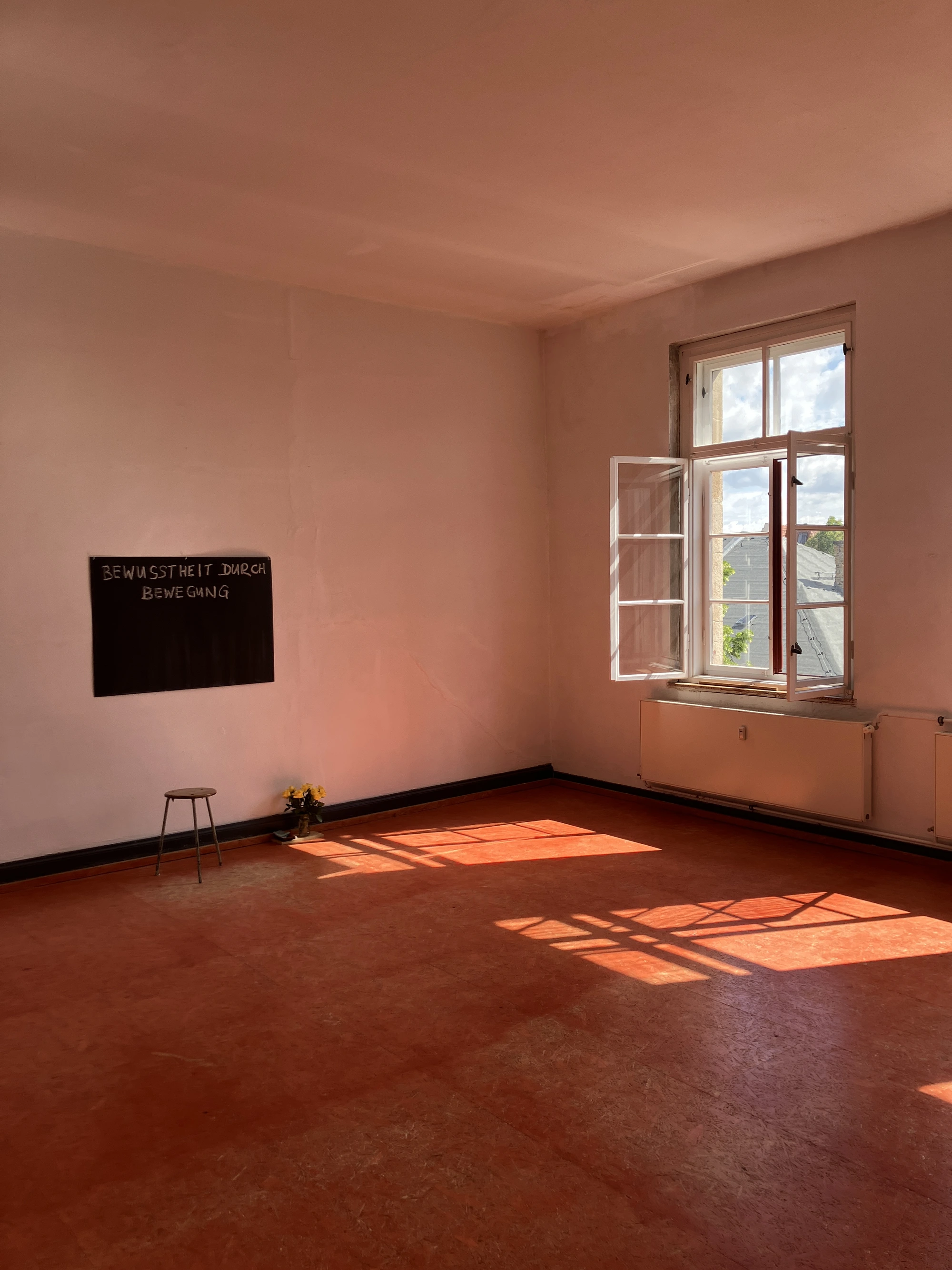 Leerer Raum mit offenem Fenster