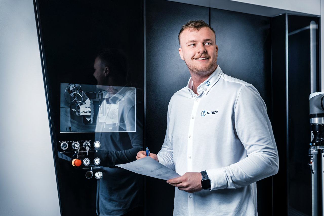 ZEISS METROTOM CT-System bei Q-Tech Roding für CT-Vermessung von Kunststoffteilen mit Stanzbiege-Inlays