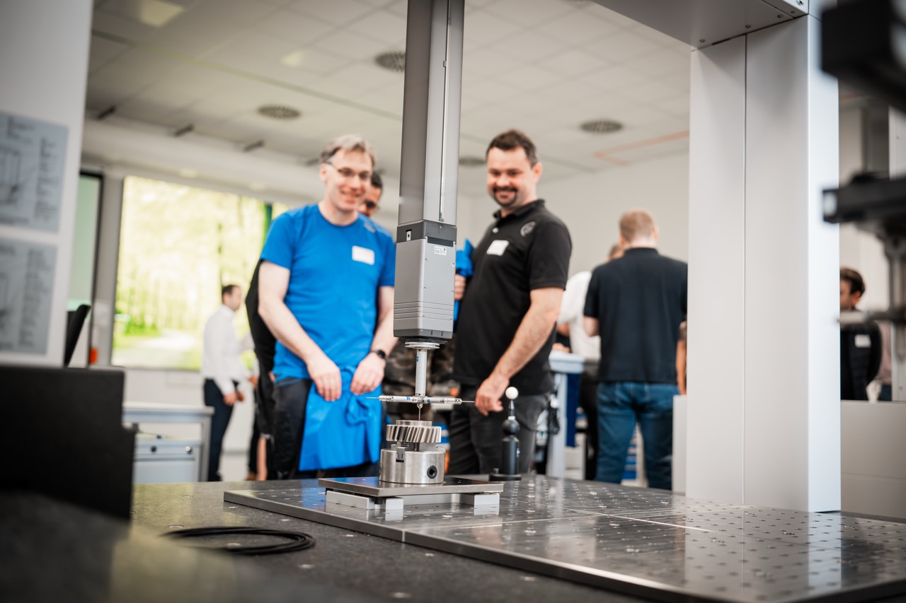 Taktile Rauheitsmessung einer Bauteiloberfläche mit Tastschnittgerät bei Q-Tech Roding