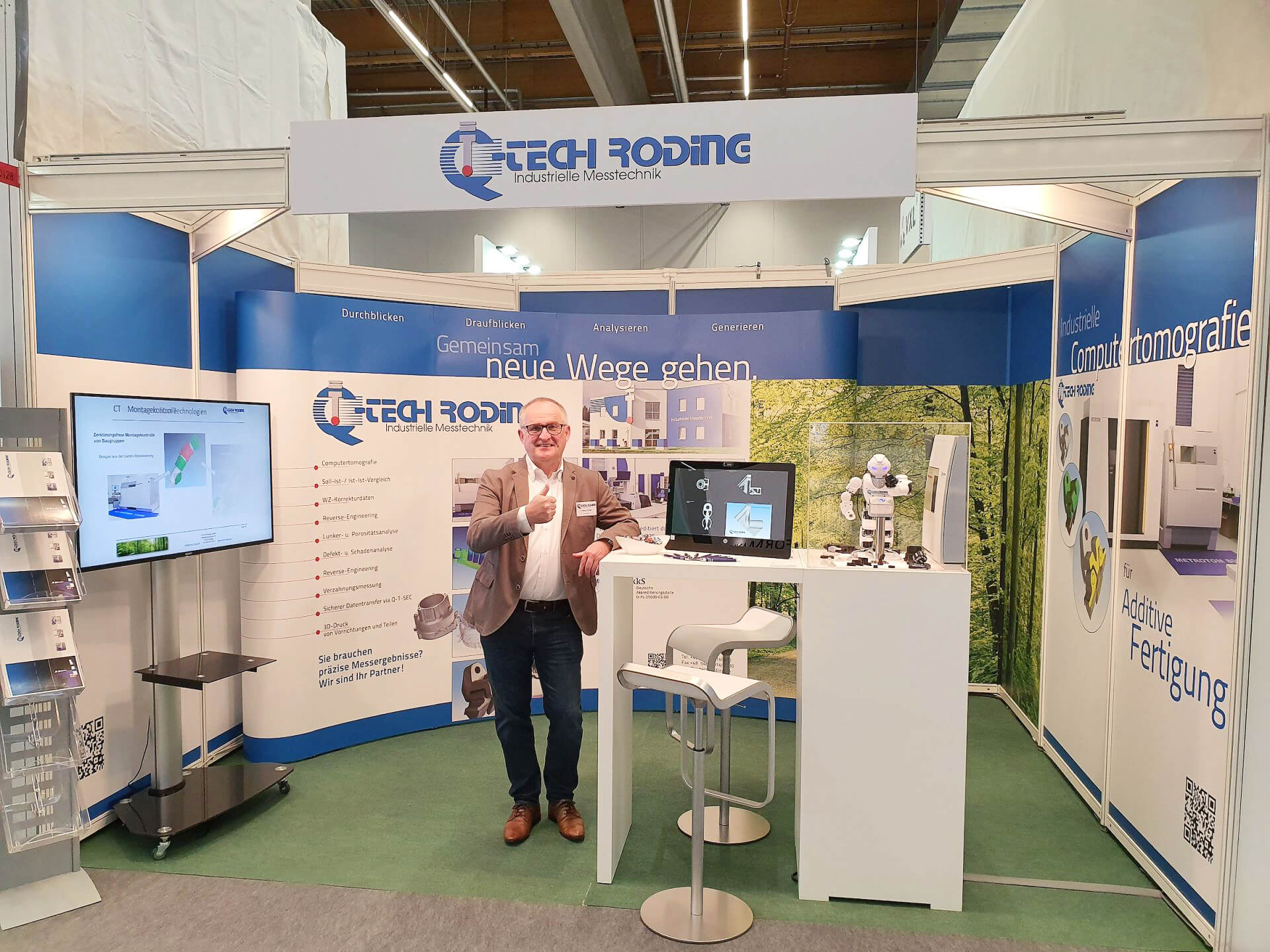 Team von Q-Tech Roding am Messestand auf der Formnext 2019 in Frankfurt