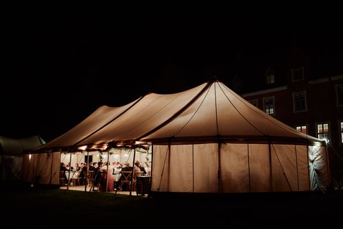 Nordstjernen med 3 master lyser udenfor i mørket