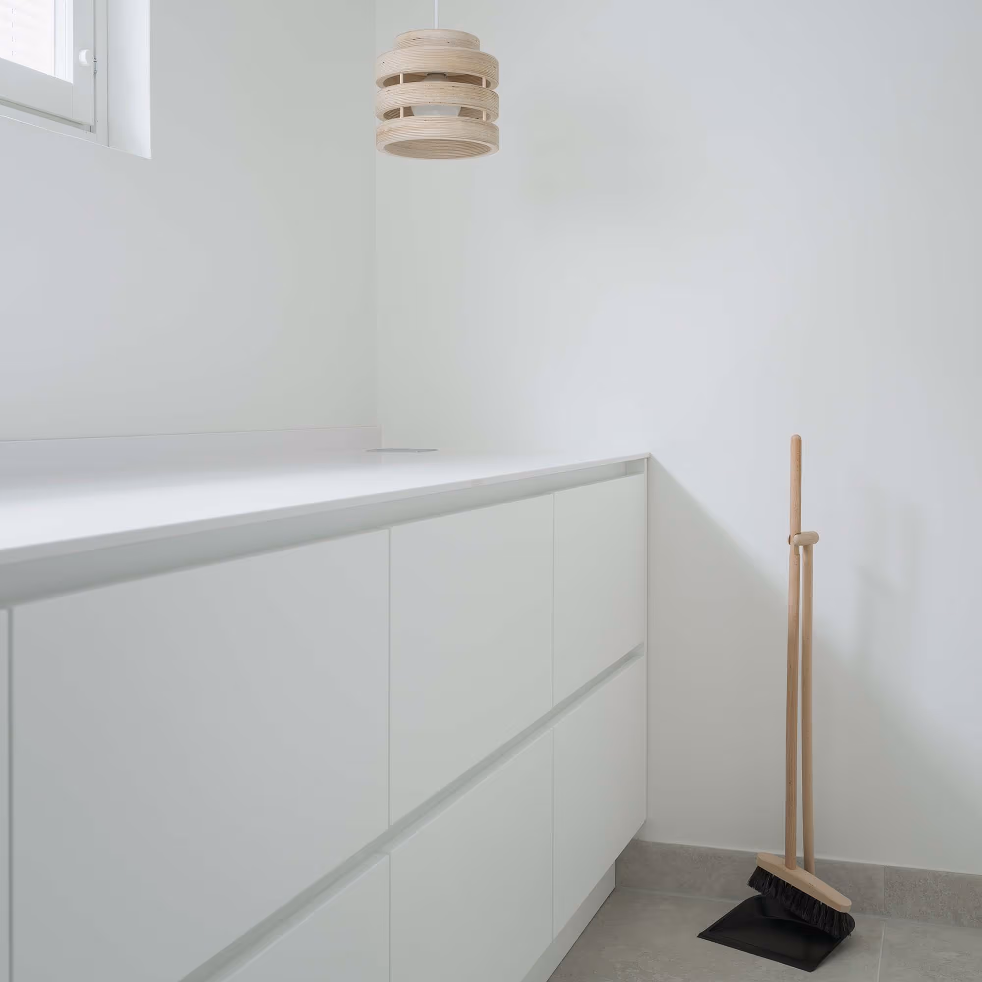 Valkoinen kodinhoitohuone