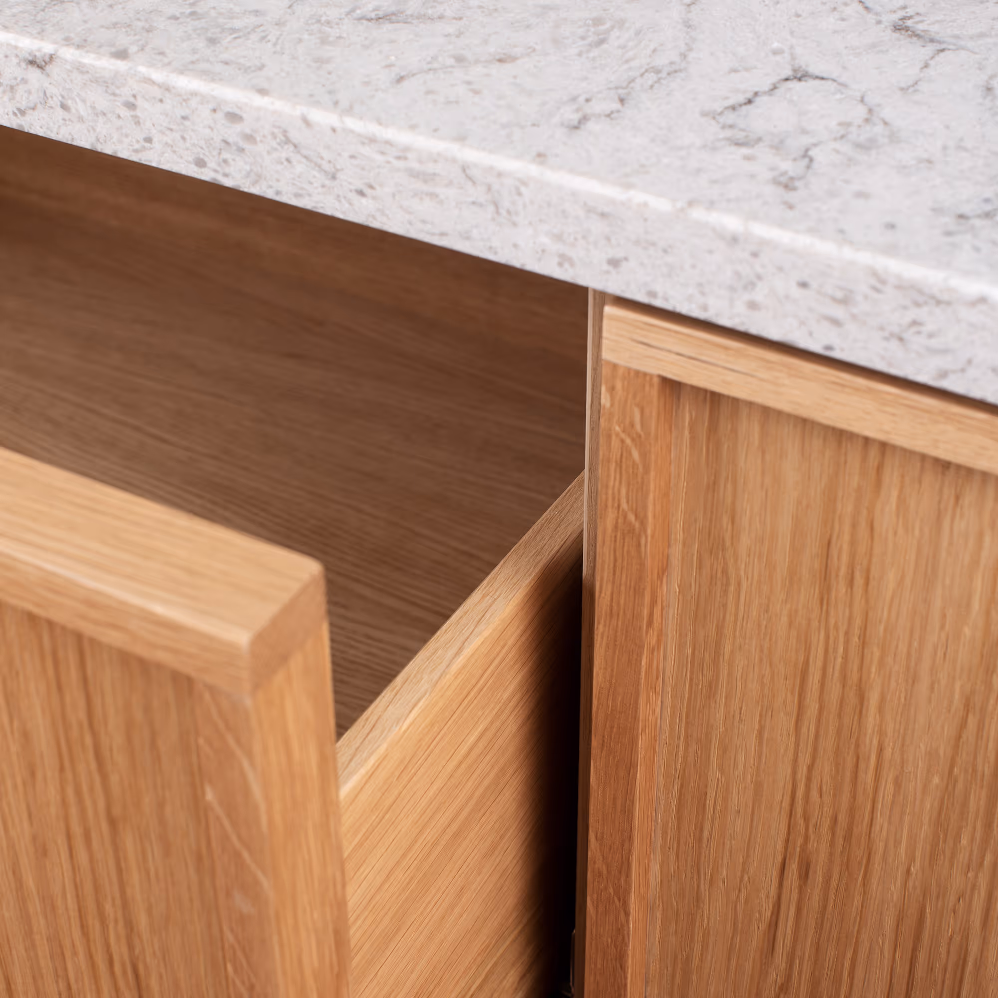 Taamiviilukaappi ja massiivipuurunko