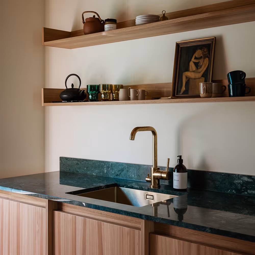 Taamiviilukaappi ja massiivipuurunko