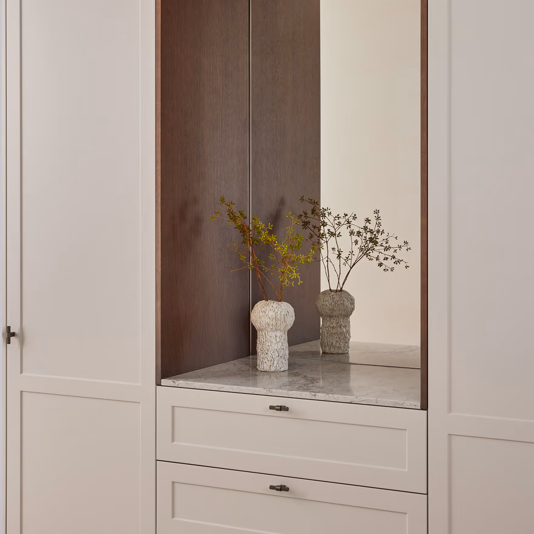 Vaatehuone sävytetyt kaapit