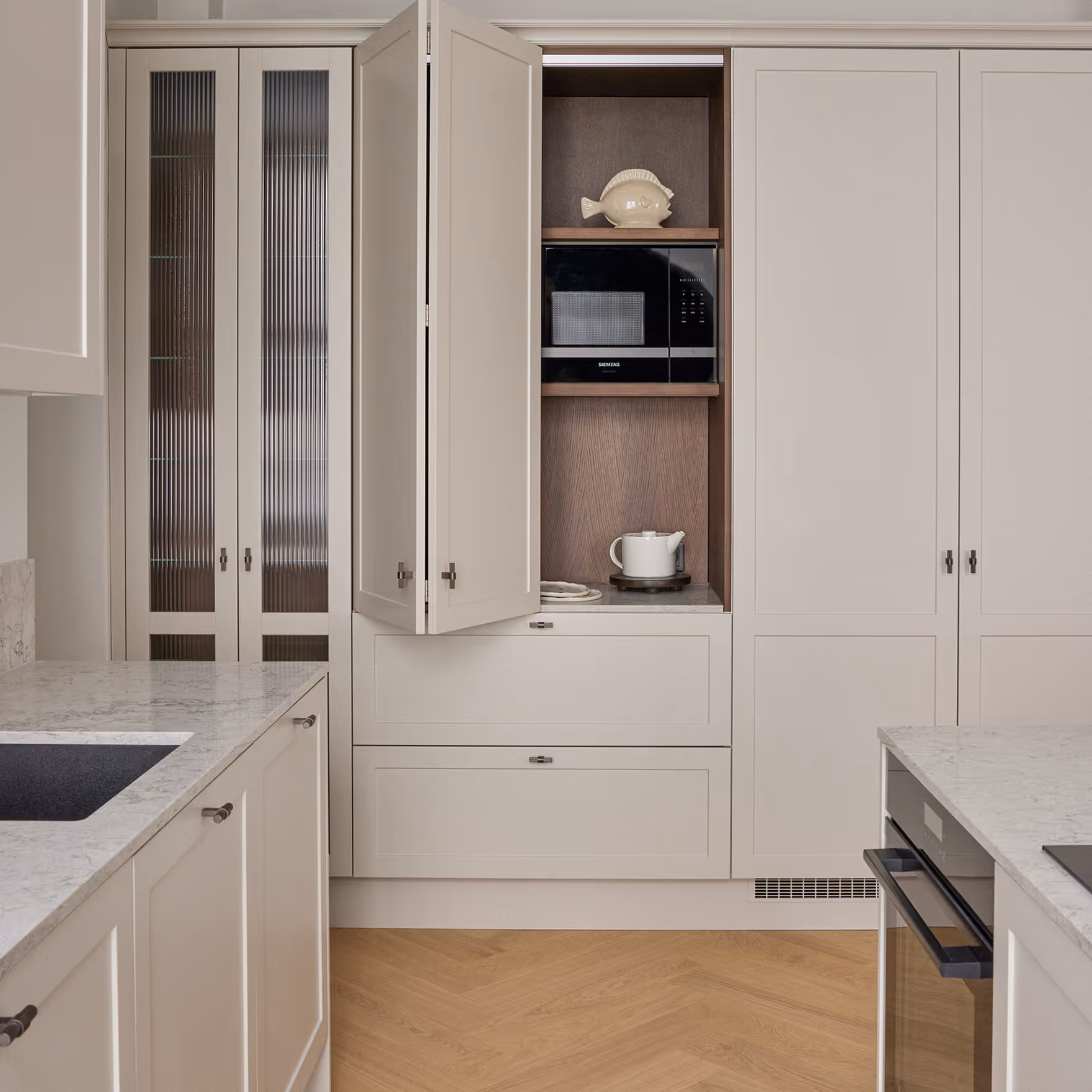 Taamiviilukaappi ja massiivipuurunko