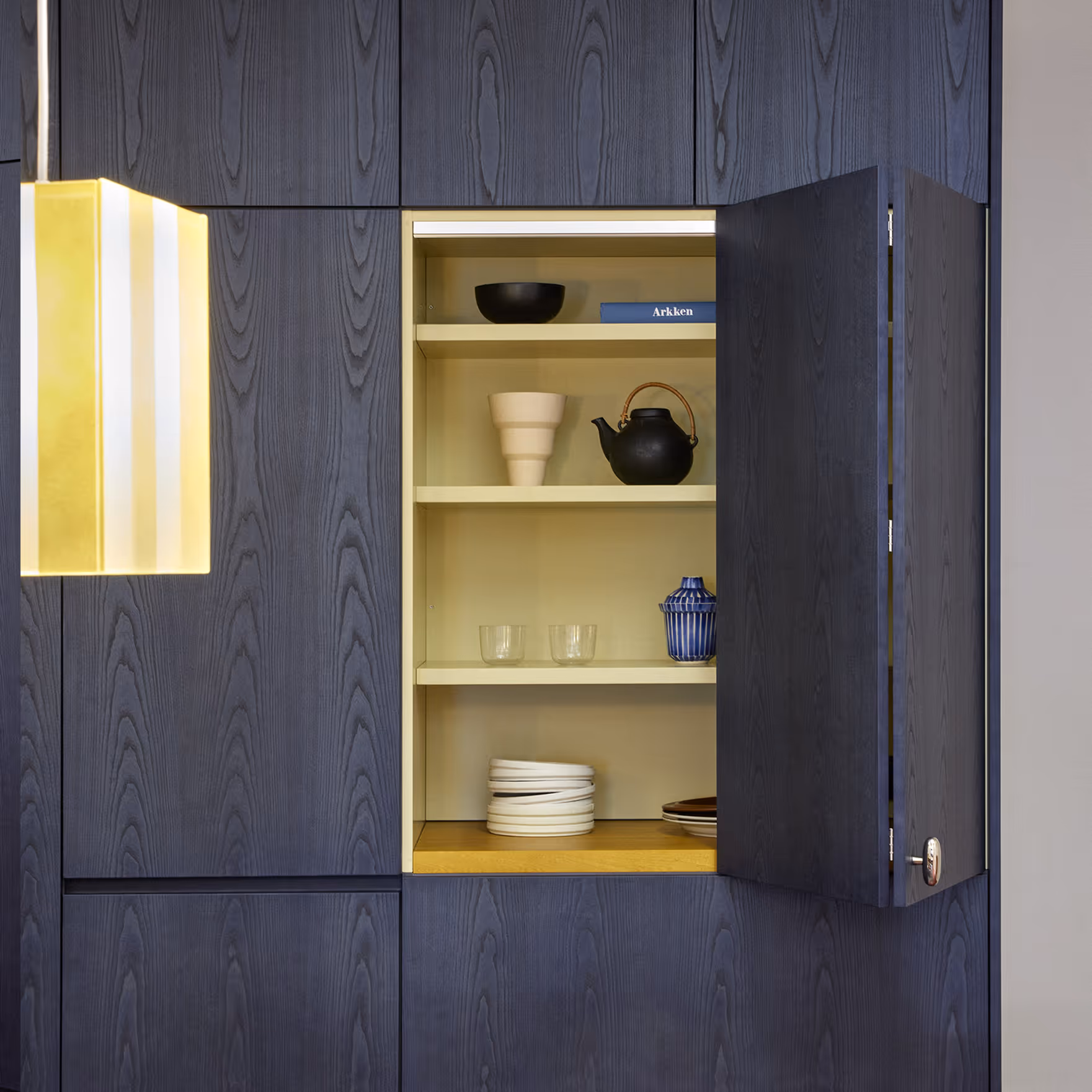 Suuri saareke keittiö, pähkinäsaareke