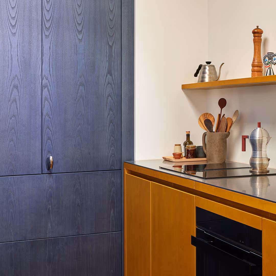 Mustaksi petsattu viilu keittiö