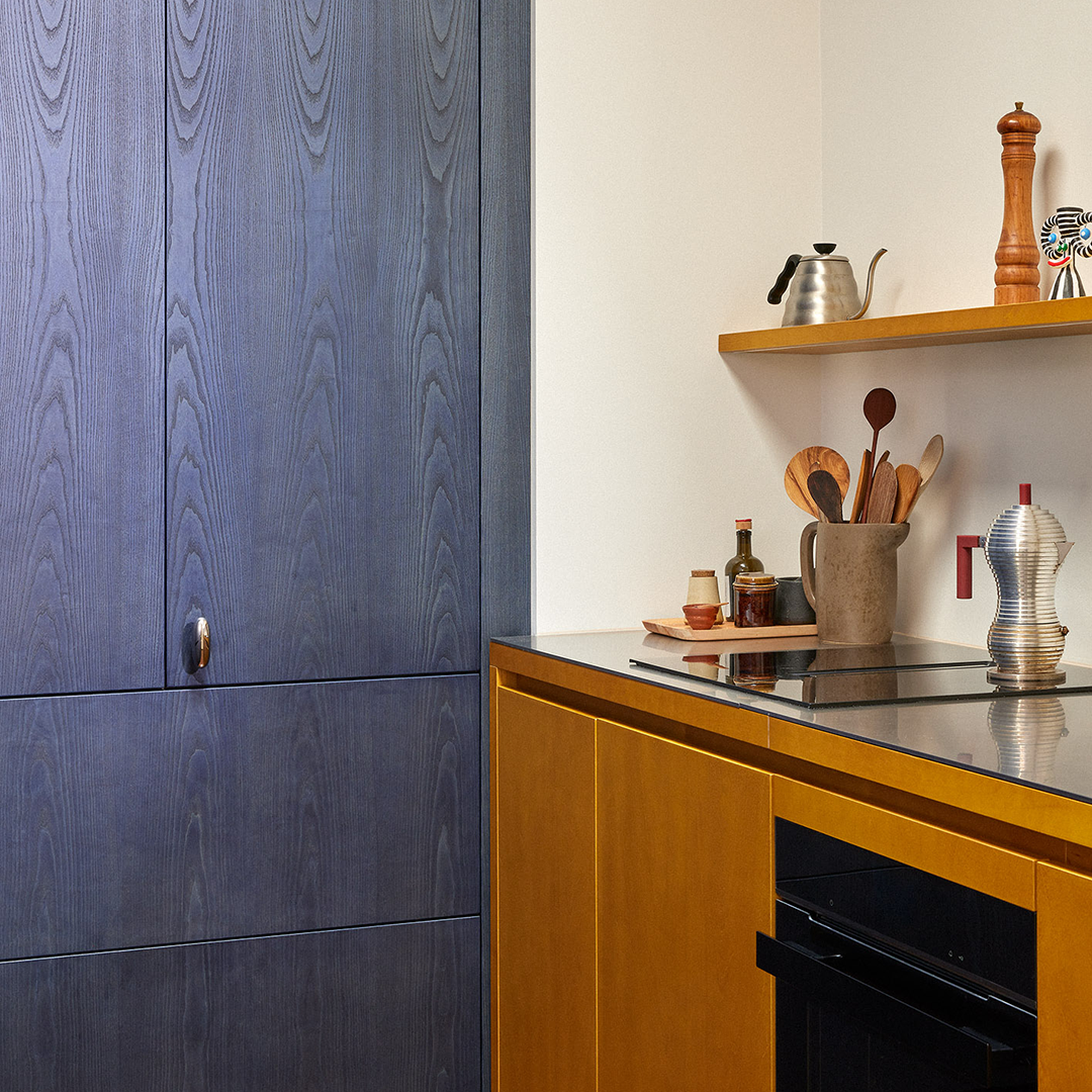 Mustaksi petsattu viilu keittiö