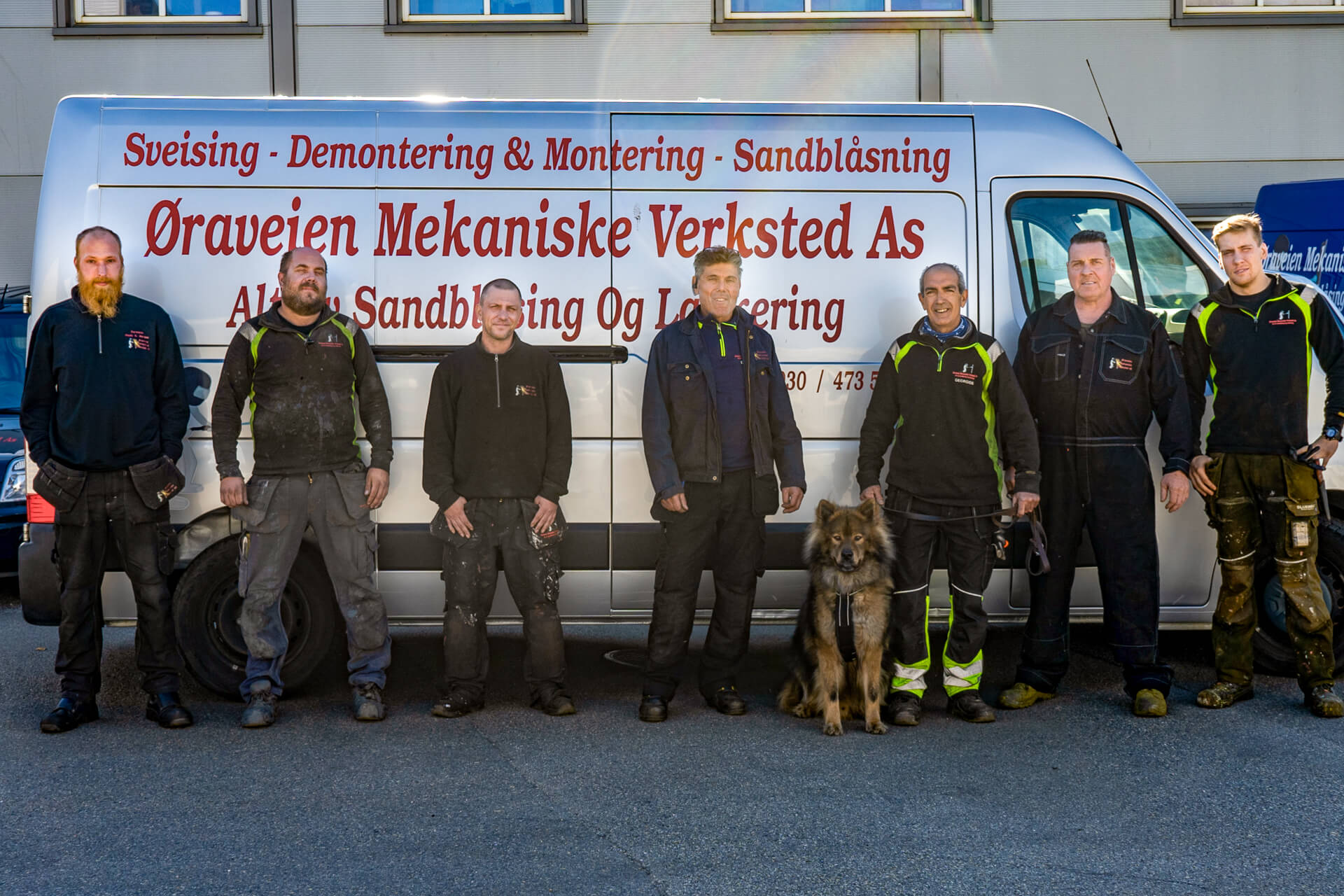 Om oss i Øraveien Mekaniske Verksted. Vi utfører platearbeid, sveising, maskinering, sandblåsing, industriell lakkering, etterbehandling, demontering og montering